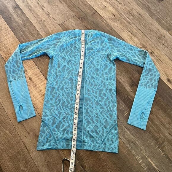 LULULEMON Run Swiftly Tech Long
Sleeve Shirt Seawheeze Blue Print 6 RARE - Picture 3 of 5